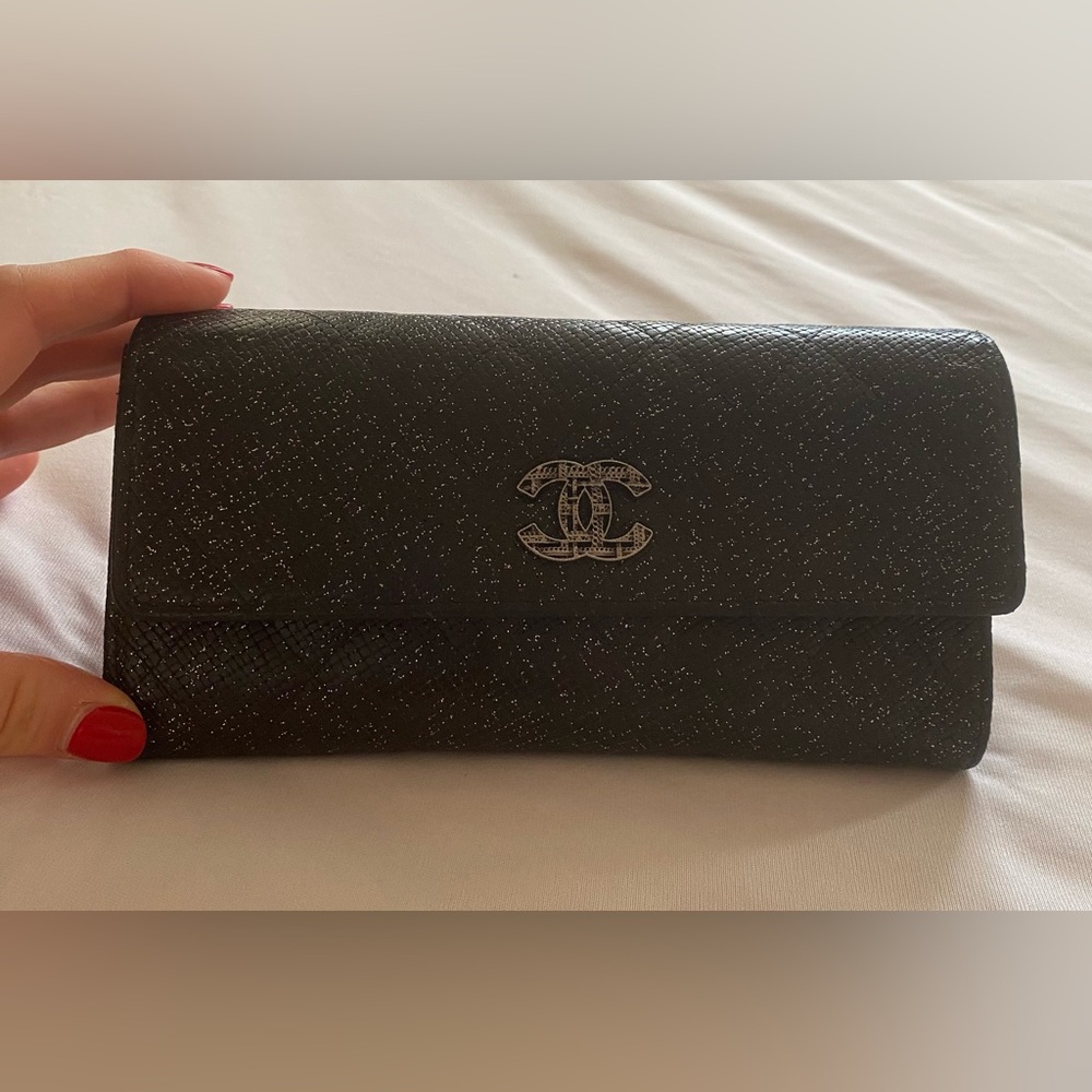 Authentic Chanel wallet , very good condition , like new